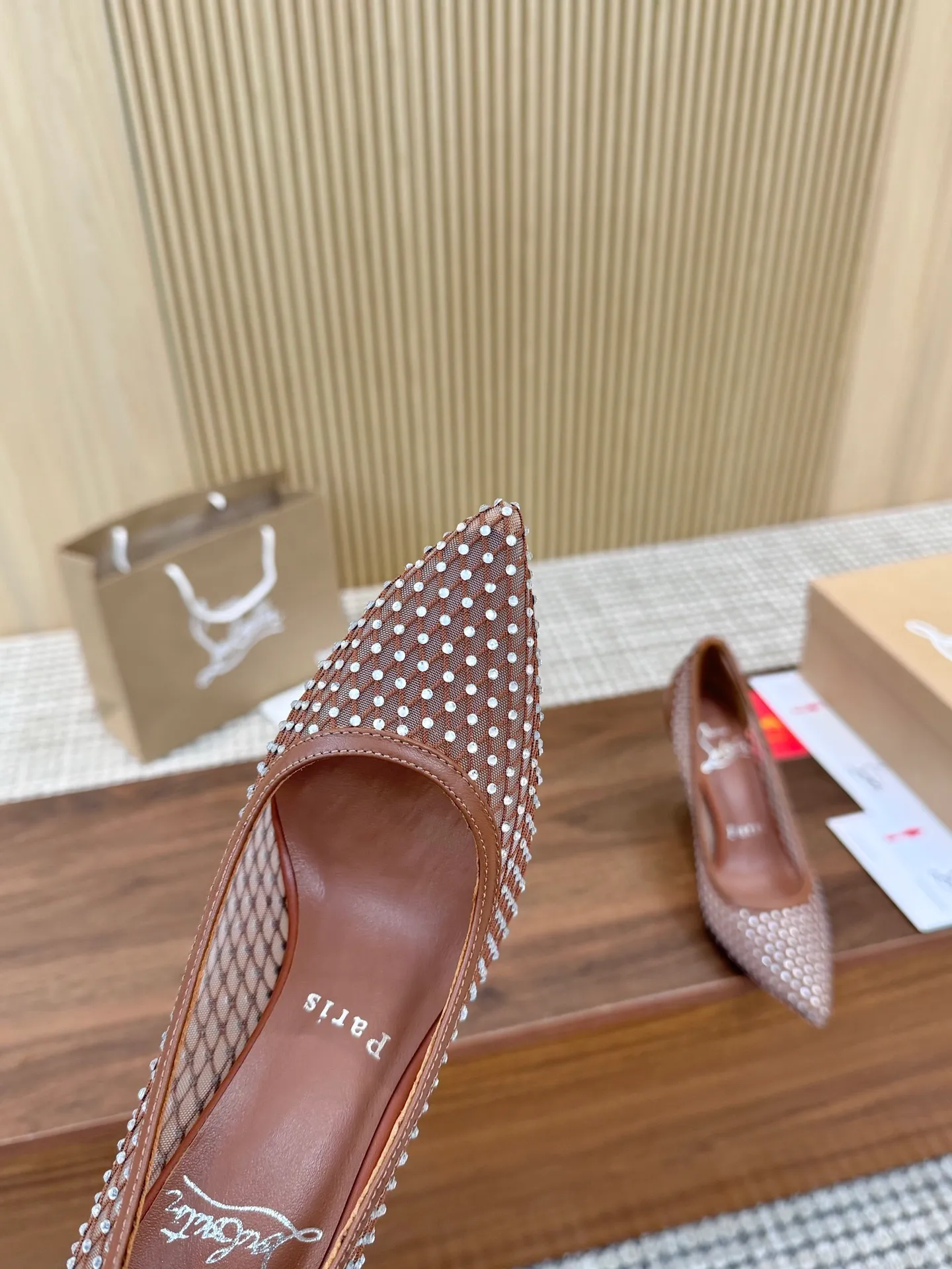 👟👟Ex-factory price 440👟👟 Genuine leather sole +40 Year-round shipment💝Christian Louboutin CL👠 Classic "💎Cow Patent Leather💎Series" noble and luxurious, real blingbling✨ Real materials, all customized by the pattern maker, and the materials are made of original customized materials, achieving the taste of the original 6 color options💍 Upper: imported 👉cow patent leather💪 lining: sheepskin foot pad/lining code number: 34-40.41.42 heel height: two options: 10.5cm and 8.5cm